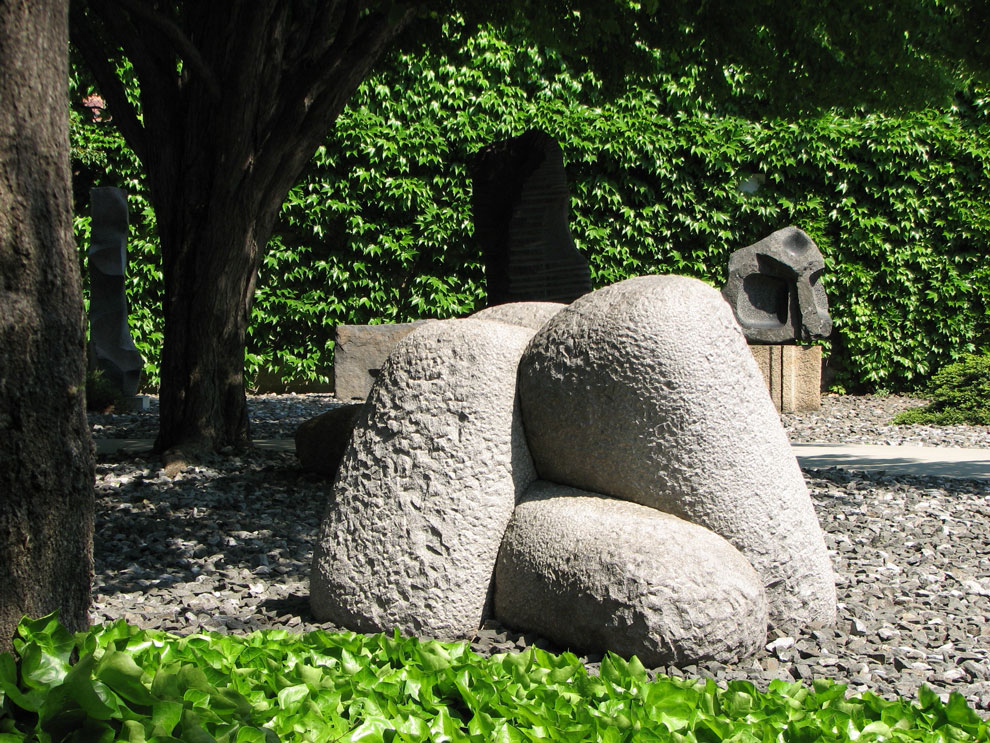 isamu noguchi sculpture garden, long island city, new york